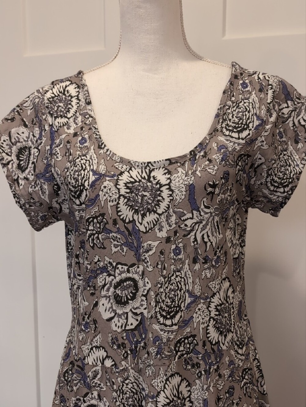 Dress Addict Floral Scoop Neck Midi Dress in Taupe and White M - Picture 7 of 7